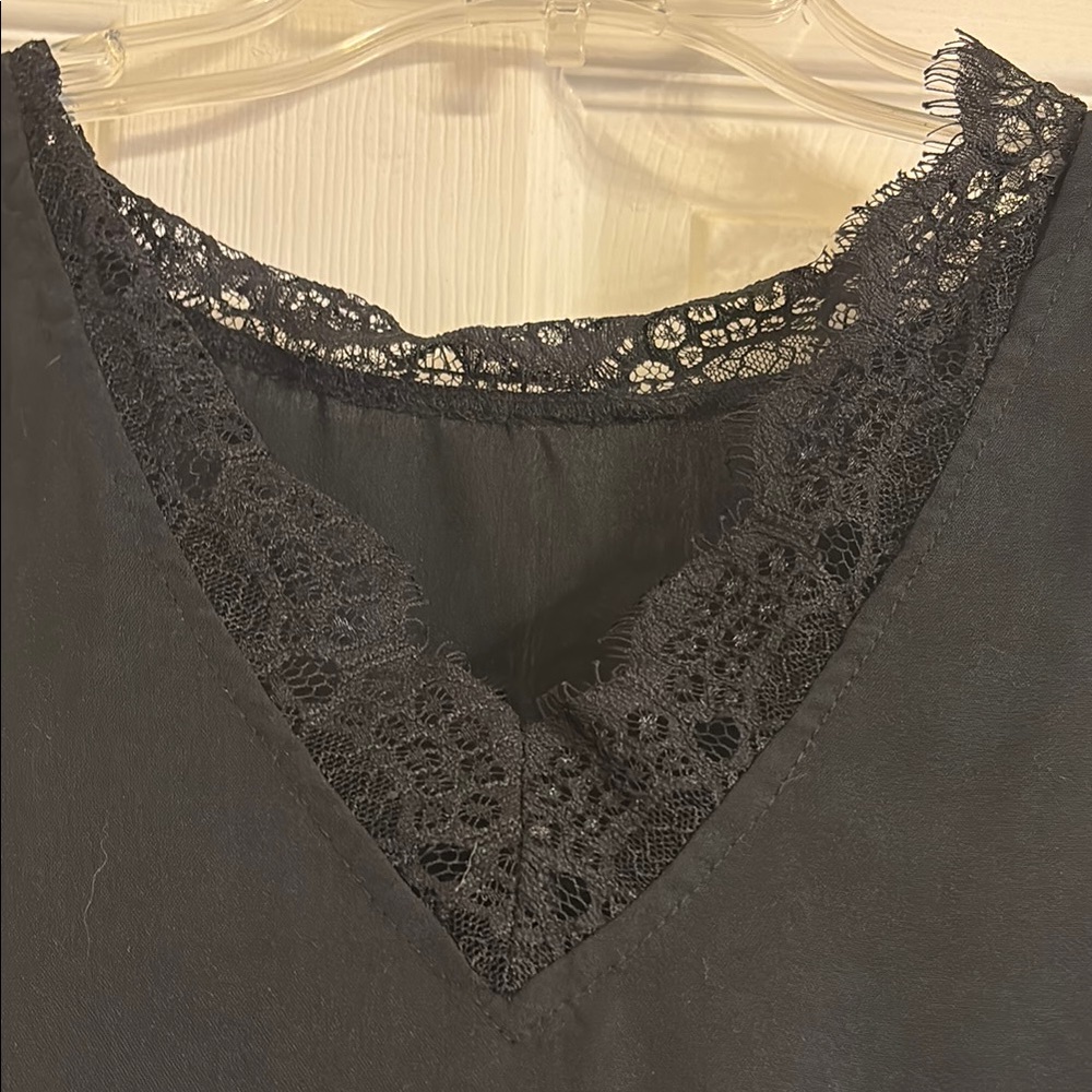 Elegant Black Lace Trim Sleeveless Top - Picture 2 of 4